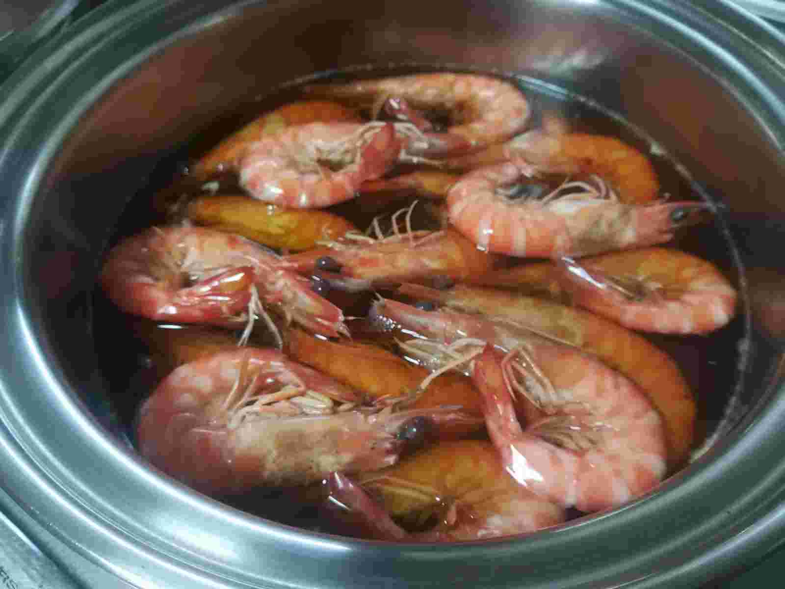 エビを料理酒にひたしている