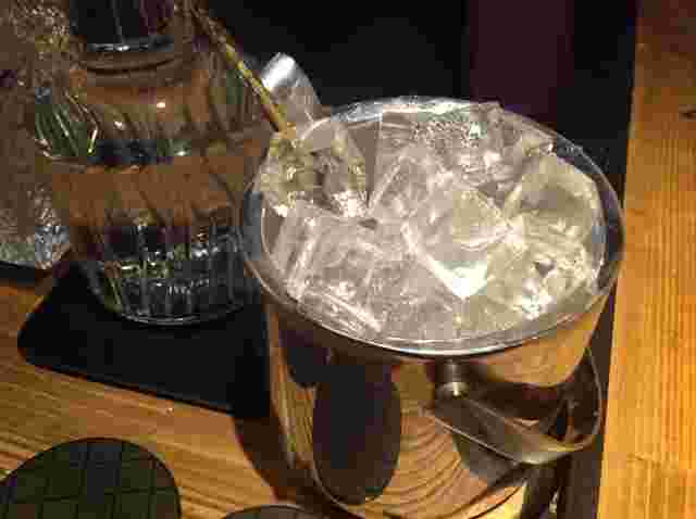 水割りに使用する氷と焼酎