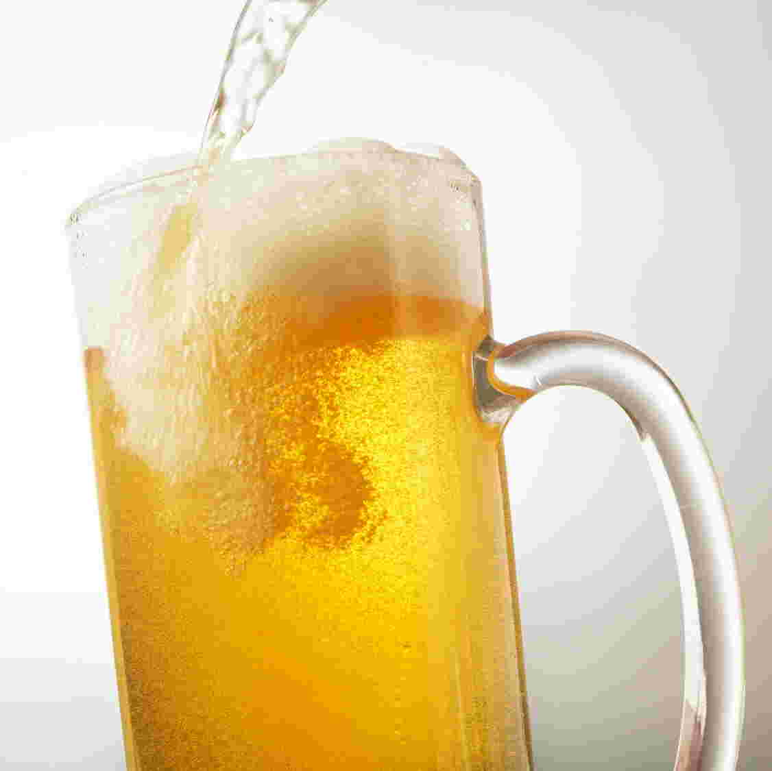 ビールがジョッキに注がれている様子