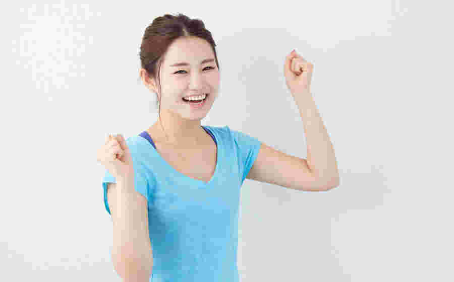 ガッツポーズをとる笑顔の女性