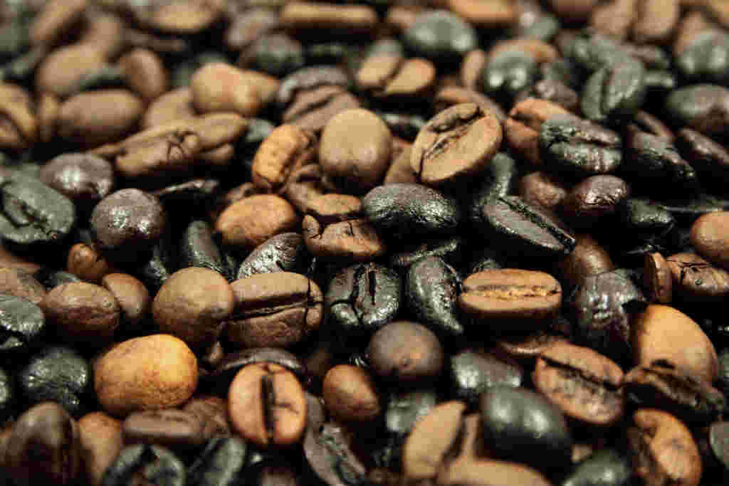 深煎りでローストされた茶褐色や黒褐色のコーヒー豆