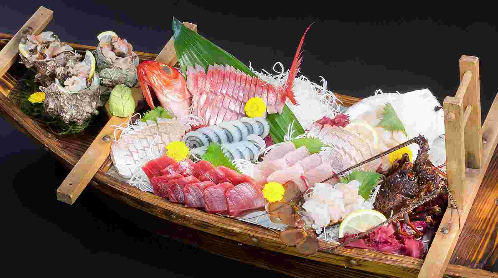 豪華な刺身の船盛の様子