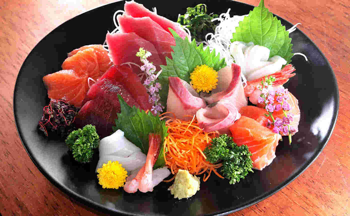 つまがちりばめられた豪華な刺身の様子