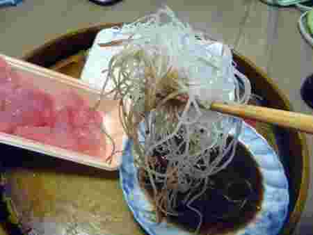 刺身のつまを食べようとしている様子
