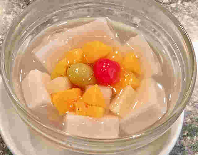 シロップに浸った杏仁豆腐