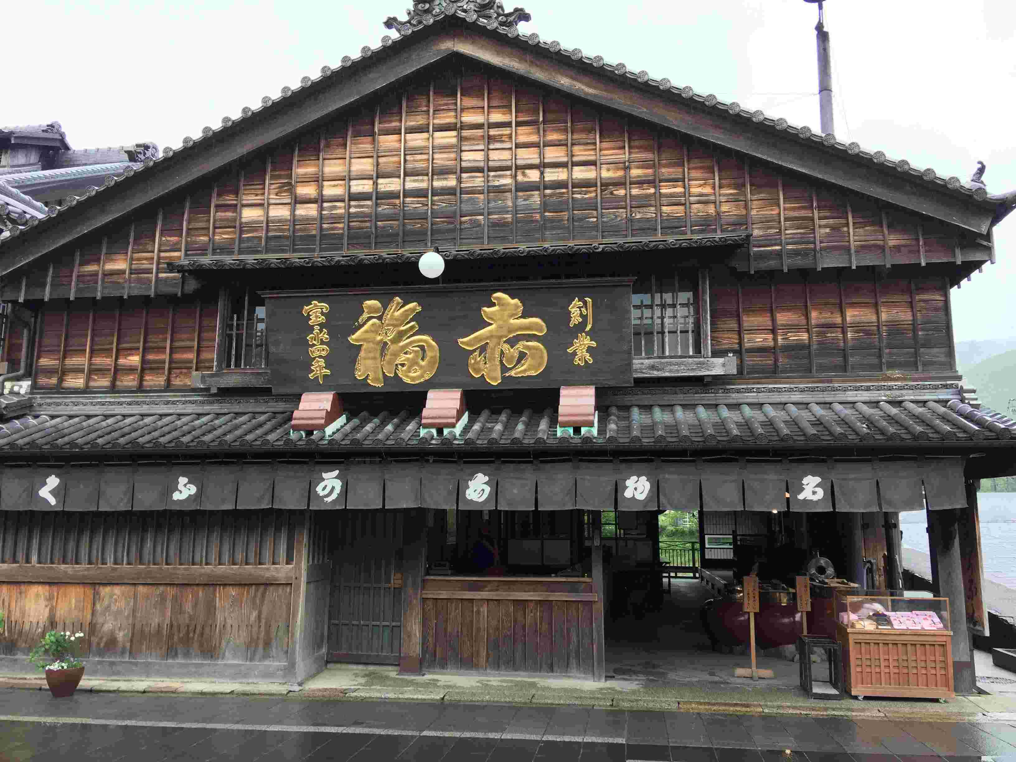 木造でできた日本家屋の古い赤福本店