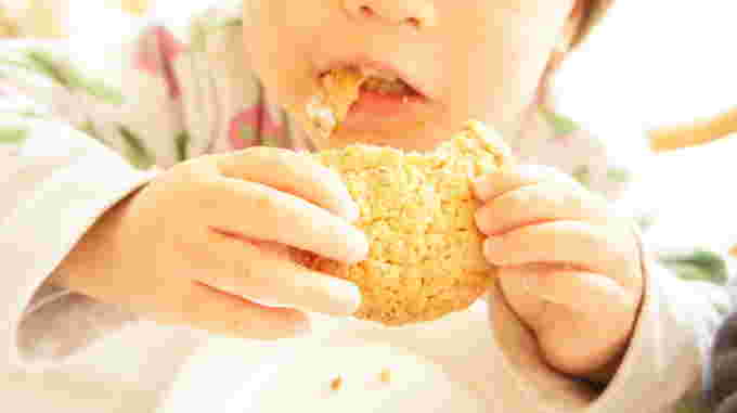 クッキーを食べる子供