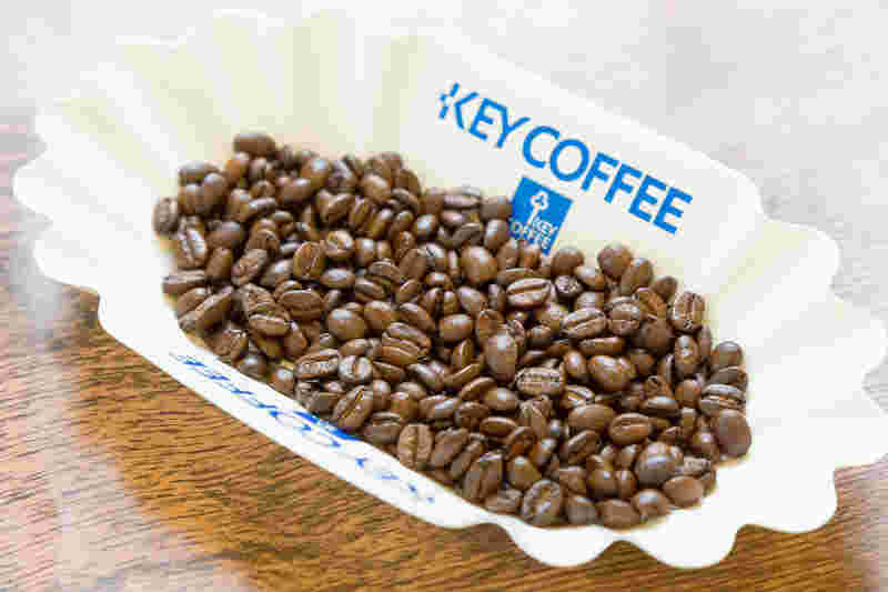 深煎りより少し明るい茶色の中煎りのコーヒー豆