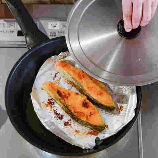 鮭を焼いてる画像