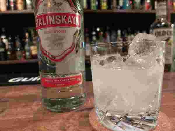 ウォッカをロックで飲む