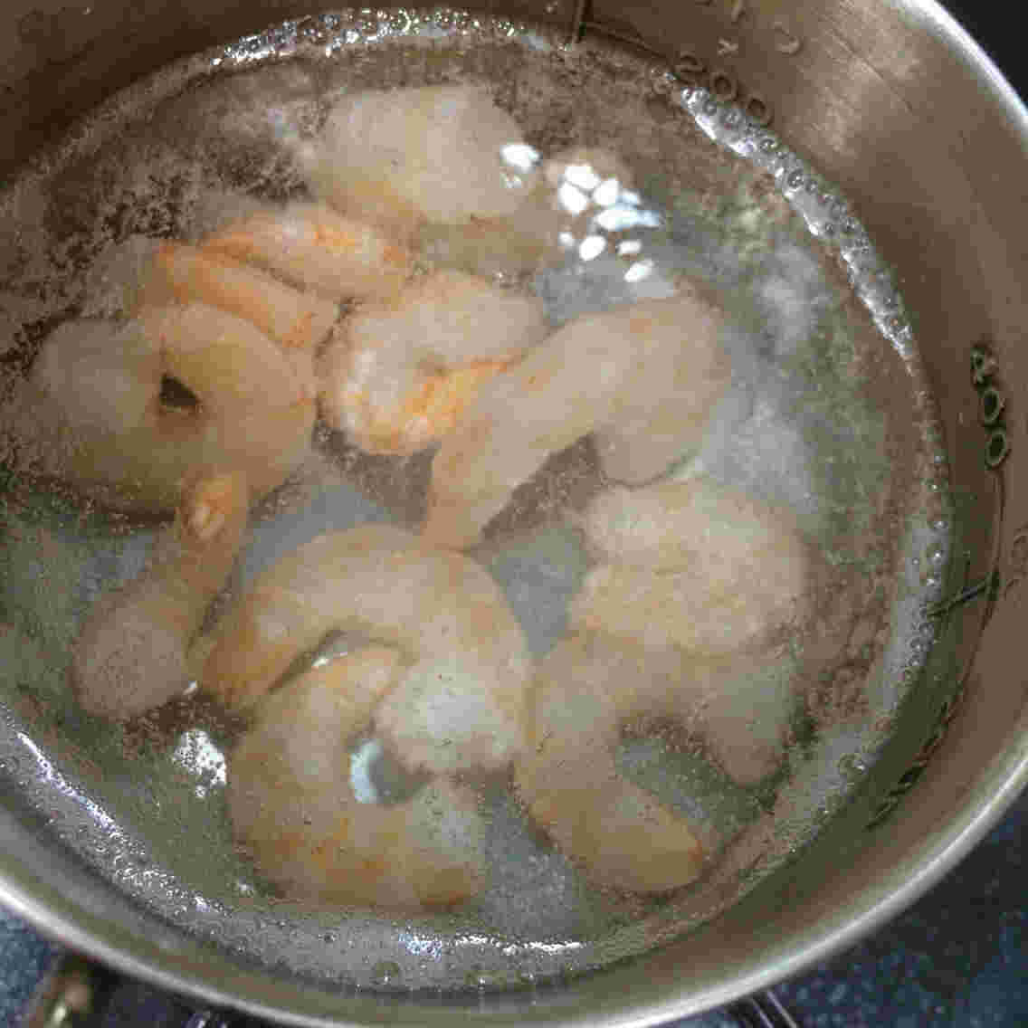 湯通ししているエビ