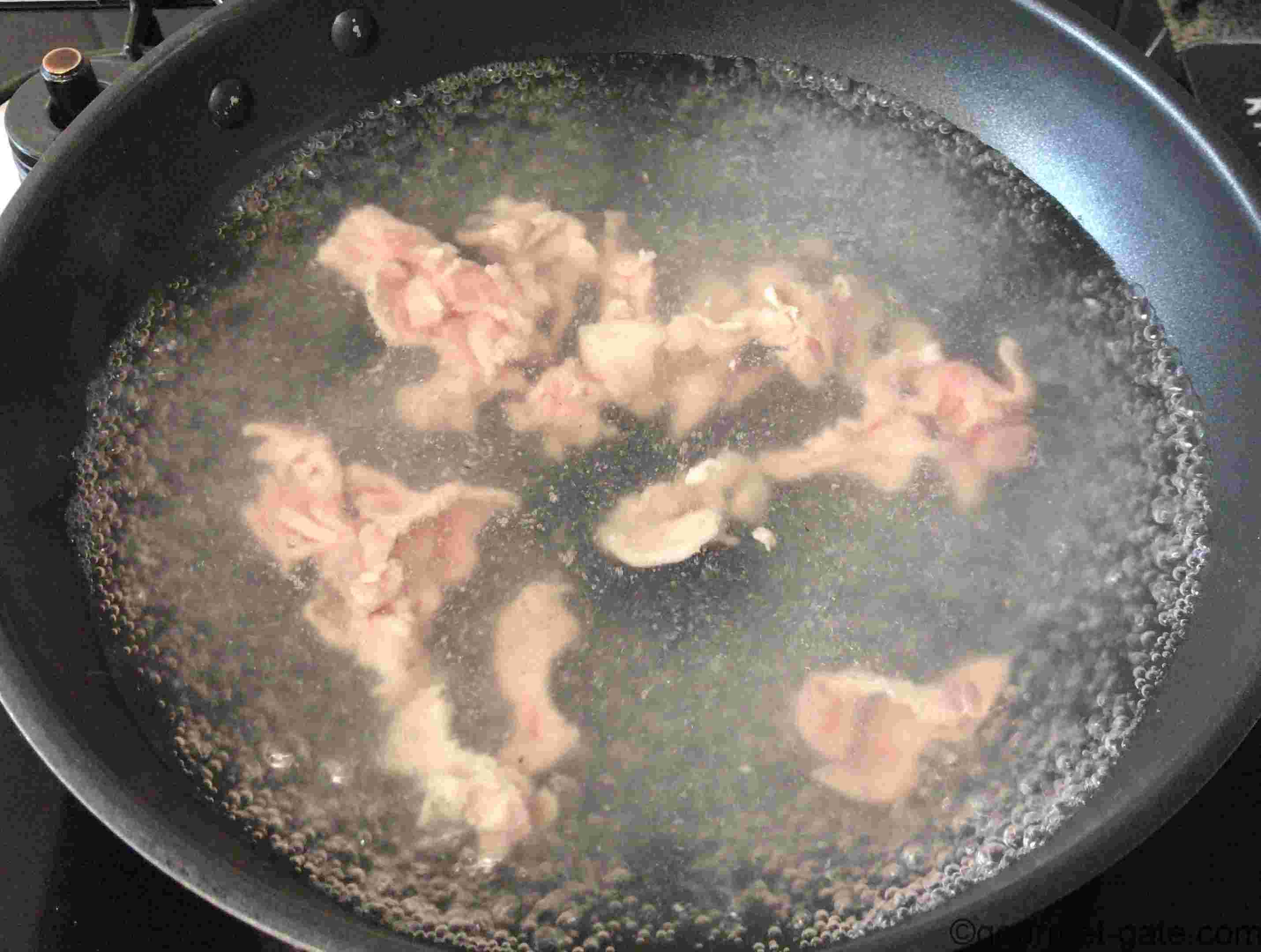 豚肉を湯通ししている様子
