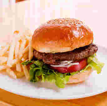 お皿に乗ったモスバーガーとポテト