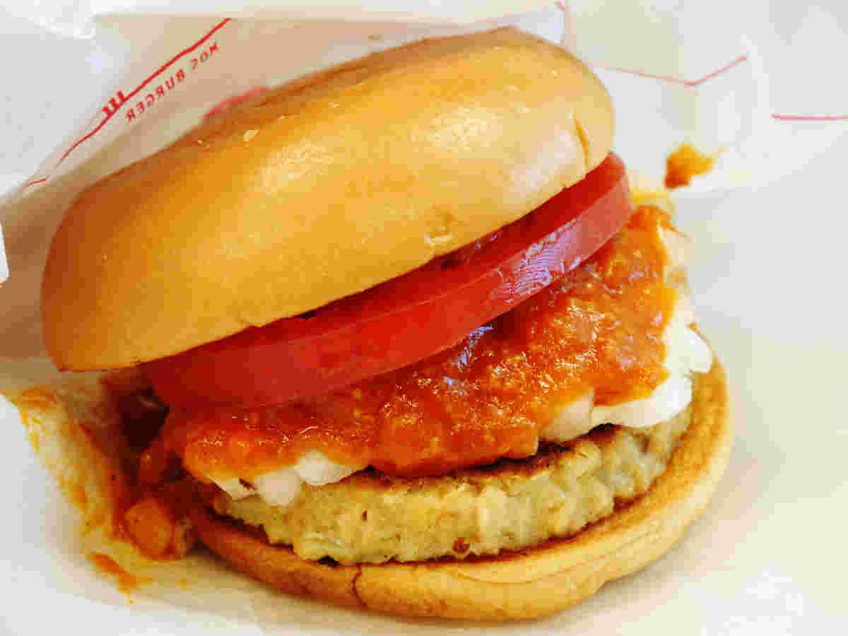 紙に包まれたソイパティバーガー