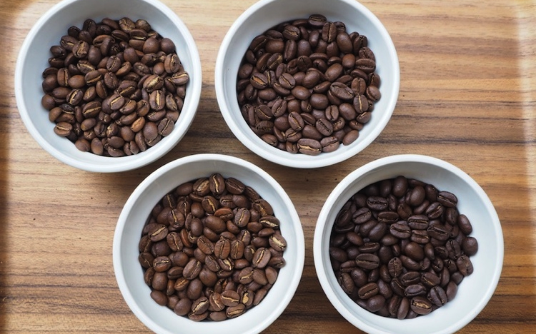 焙煎の仕方で色が違うコーヒー豆