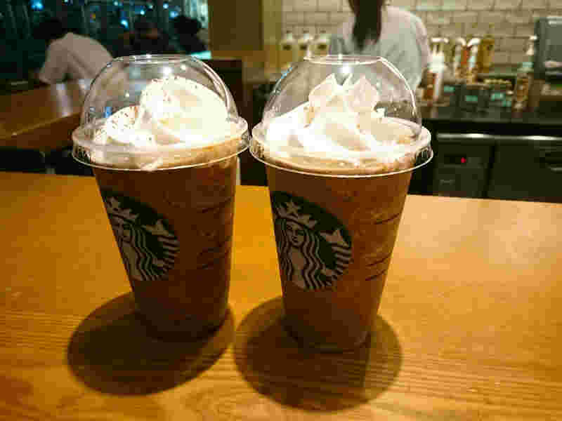2杯のダークモカチップクリームフラペチーノ
