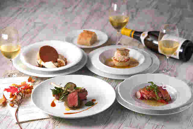 フランス料理のフルコースのメニューの様子