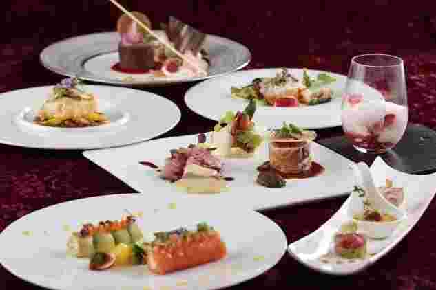 フランス料理のフルコースが机に並べられている様子