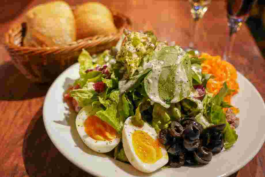 いろいろな野菜をミックスさせたコース料理のサラダの様子
