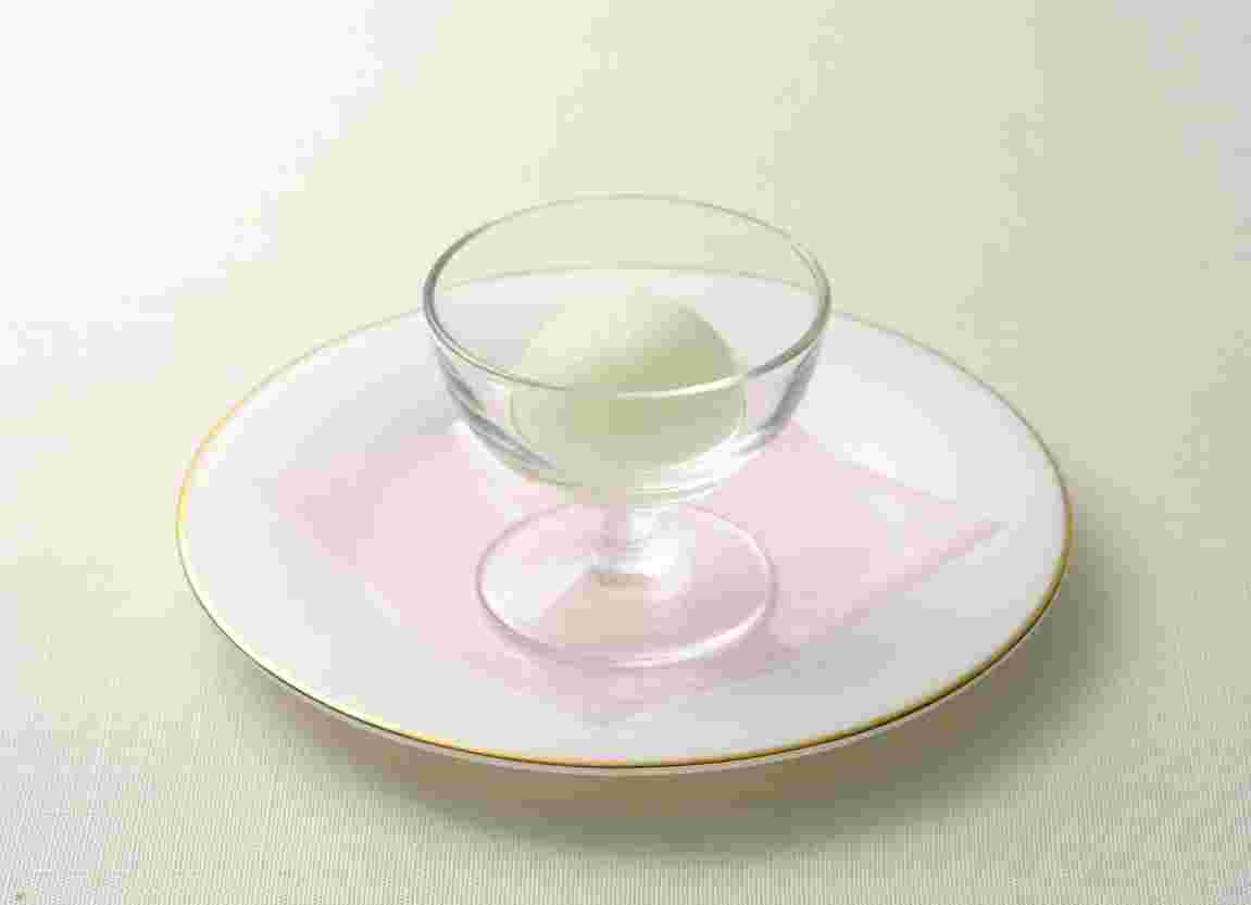シンプルな盛り付けが特徴的なコース料理のソルベの様子