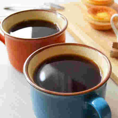 オレンジと水色のカップに注がれた中煎りコーヒー