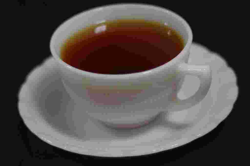 白いカップに注がれた浅煎りコーヒー