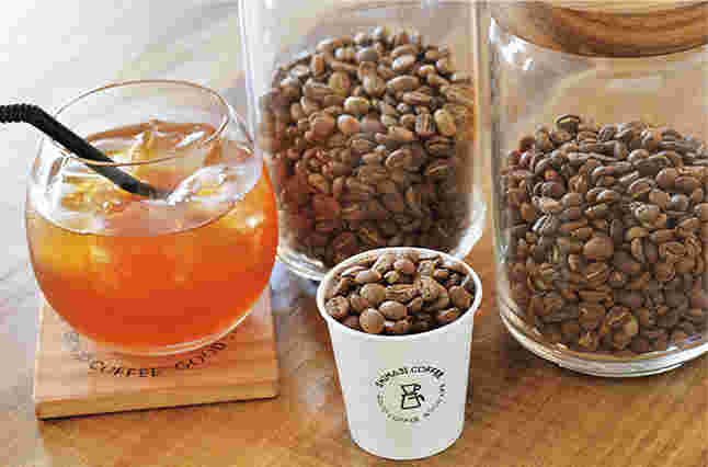 浅煎りコーヒー専門店のコーヒー豆と紅茶のように薄い色の浅煎りコーヒー
