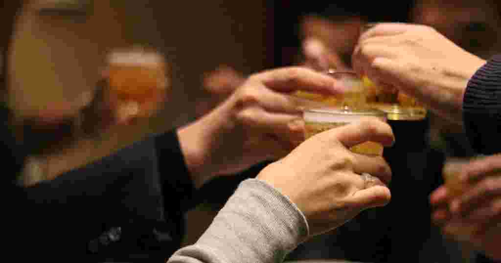 飲み会での乾杯シーン