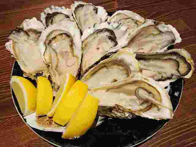 たくさんのレモンが添えられた牡蠣