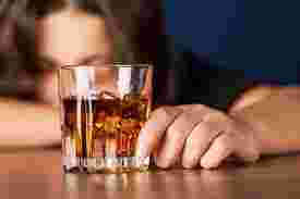 空腹のまま酒を飲む女性