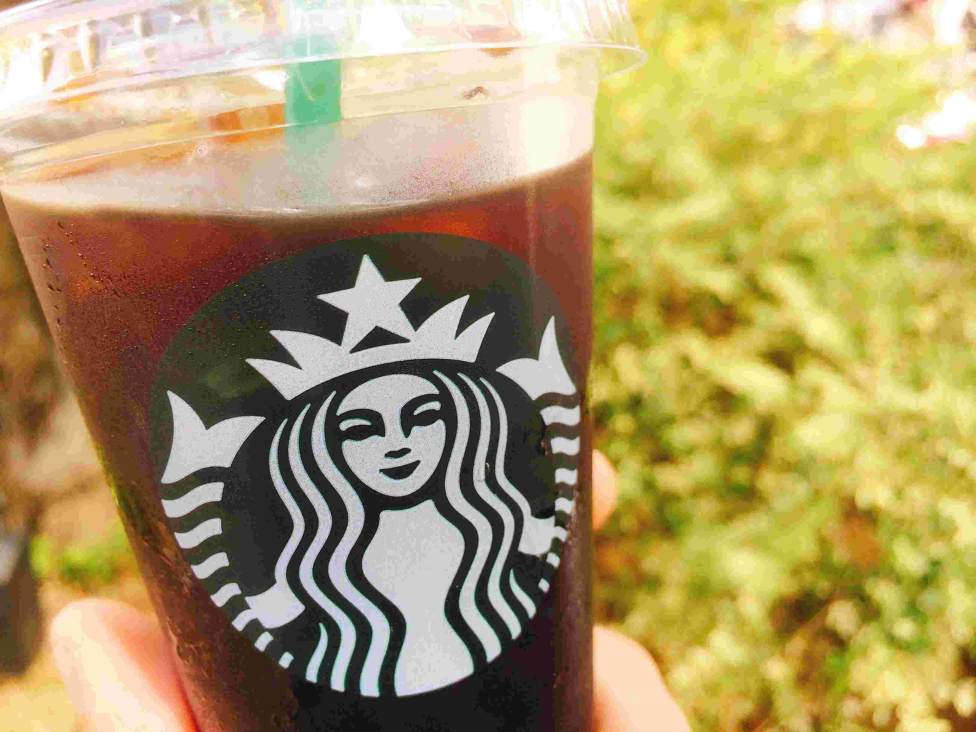 手に持ったコールドブリューコーヒー