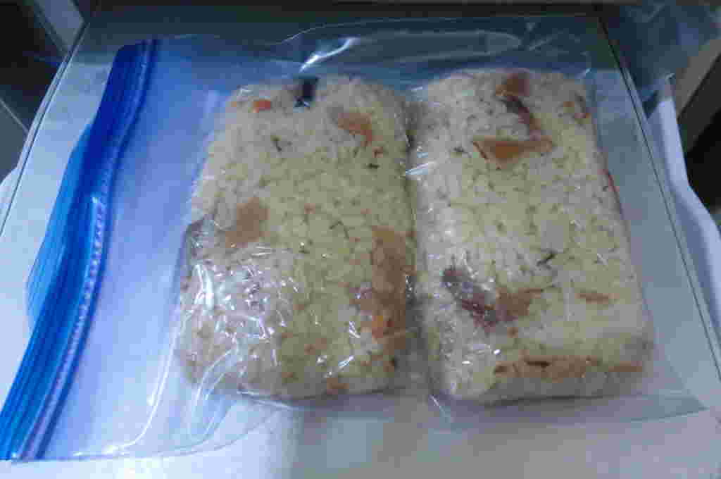 かやくご飯を小分けにして保存しているところ
