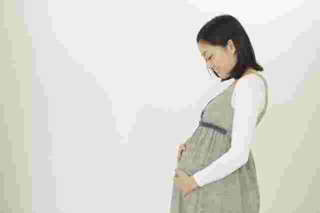 横を向いている妊婦さん