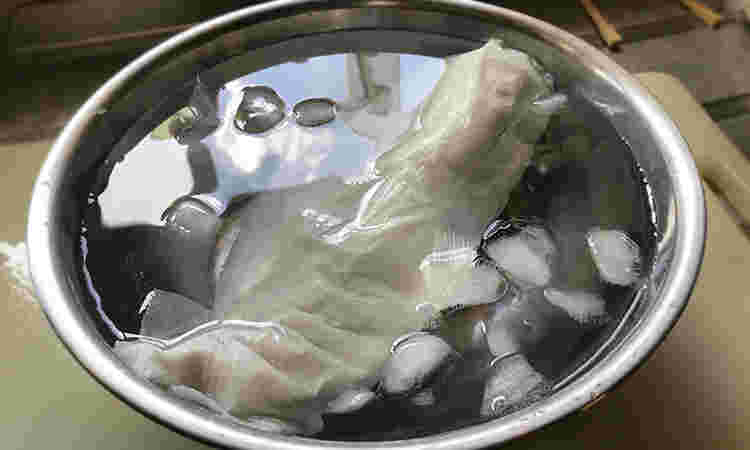 氷水に食材が入っている