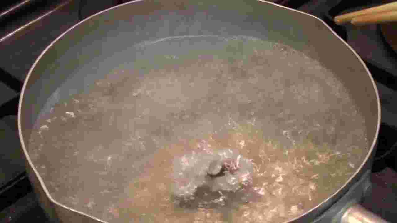 熱湯をわかしている