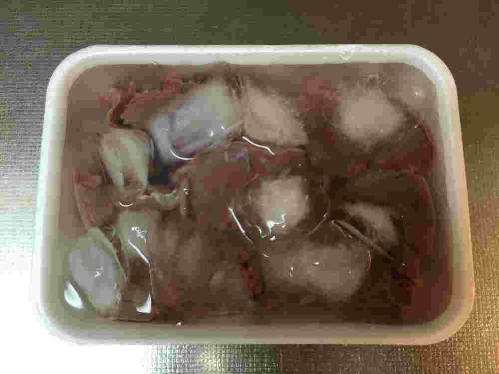 氷水に入ったレバー