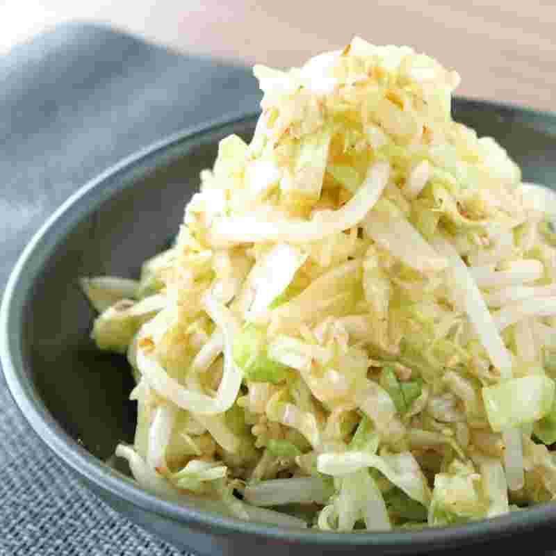 お皿に盛られたもやし