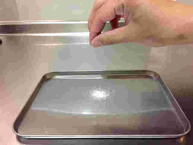 塩少々をバットの上に落としている様子
