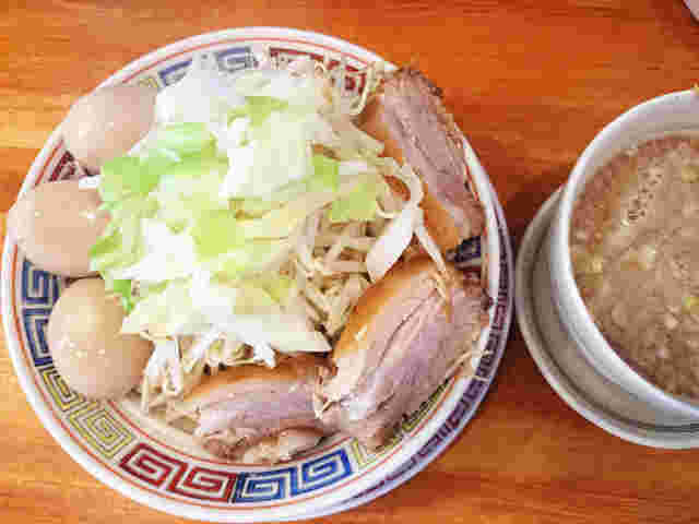 具材がどっさりのったラーメン