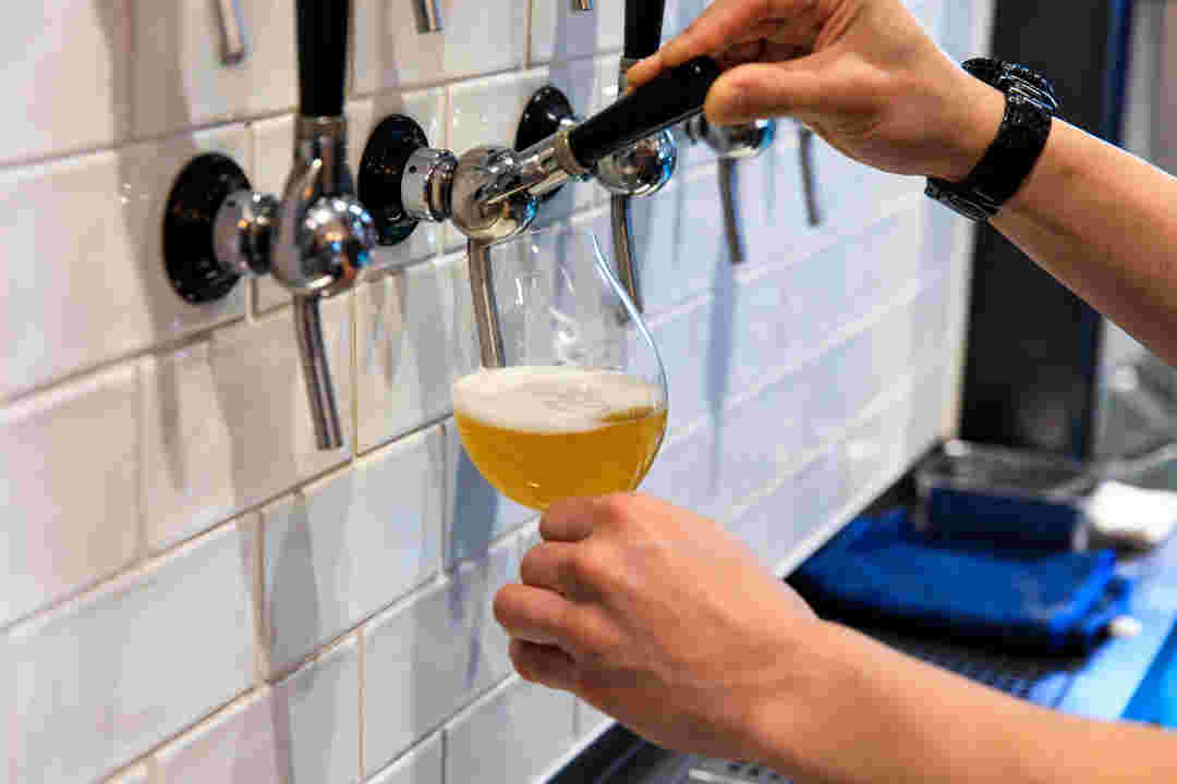 ビールバーでグラスにビールを注いでいるところ