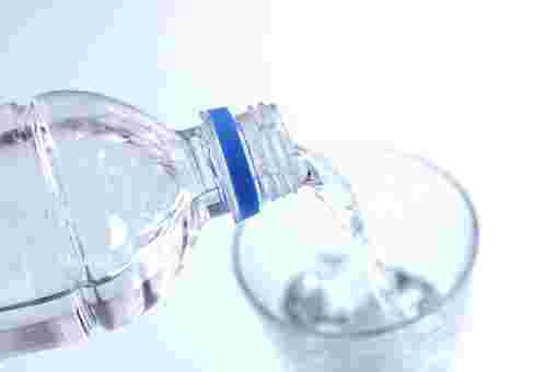 コップに水をそそぐ様子
