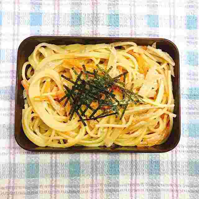 お弁当箱に入っているパスタ