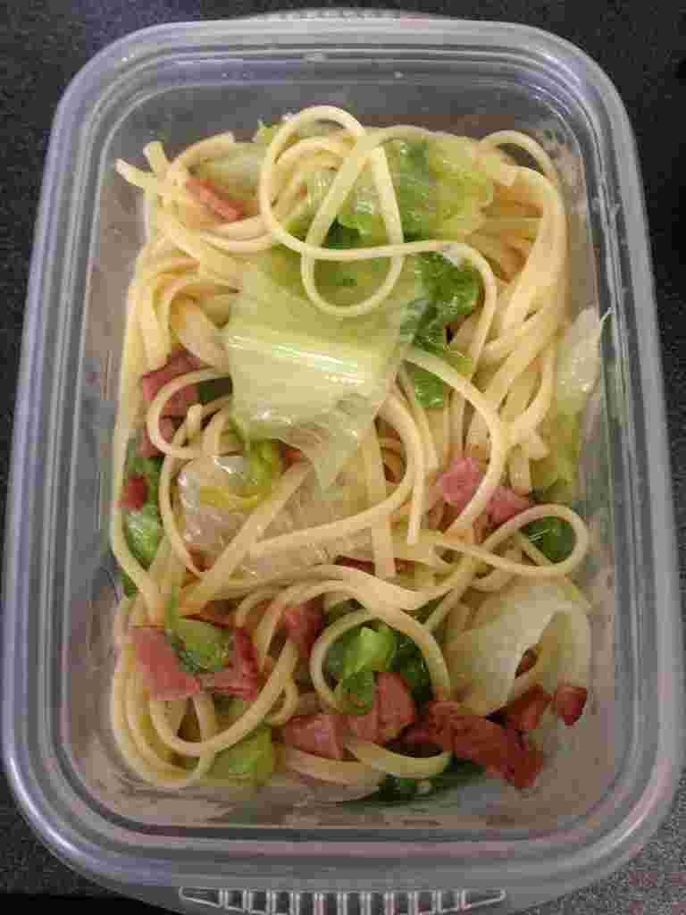 お弁当に入ったパスタ