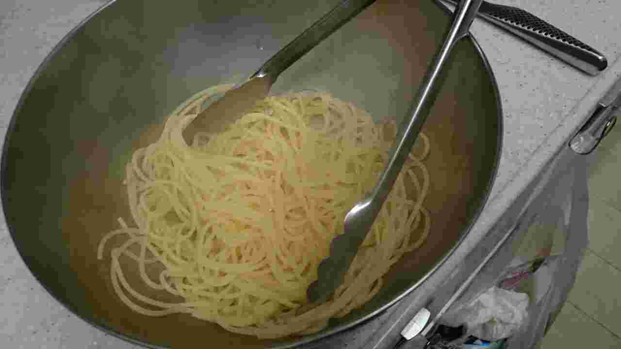 パスタを炒めている様子