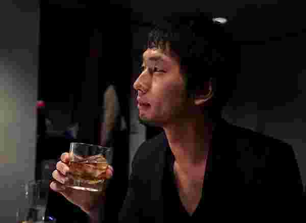 飲酒する男性