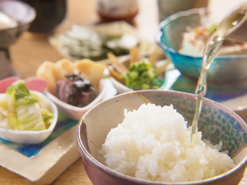 白米にお茶を注いでいる