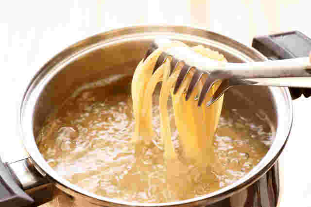 パスタを茹でている