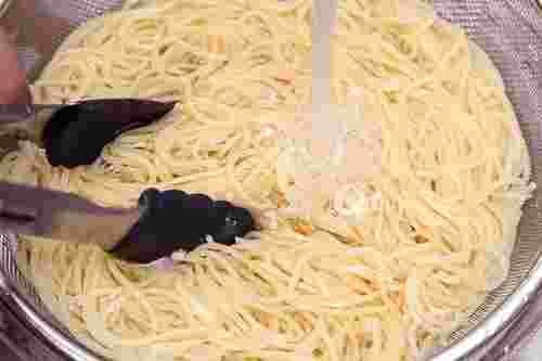 パスタを水につけている