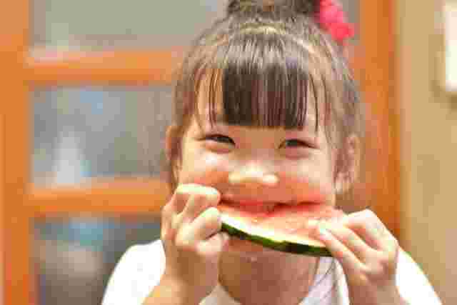 スイカを食べている女の子