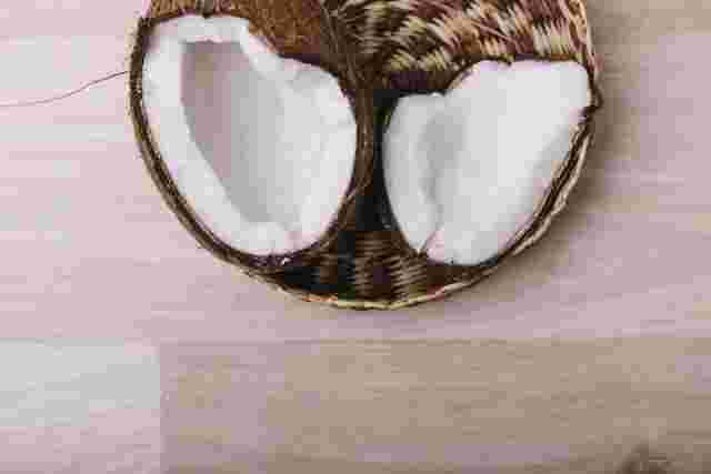 ヤシの実を半分に割った様子